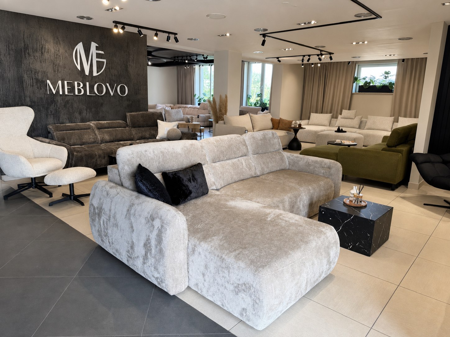 Jasny, szeroki widok showroomu MEBLOVO od strony wejścia z wieloma kolekcjami na ekspozycji