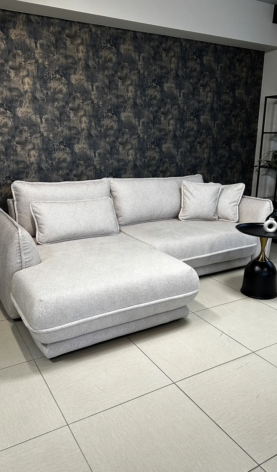 Showroom MEBLOVO w Opolu Jasny narożnik prezentowany w naturalnym świetle