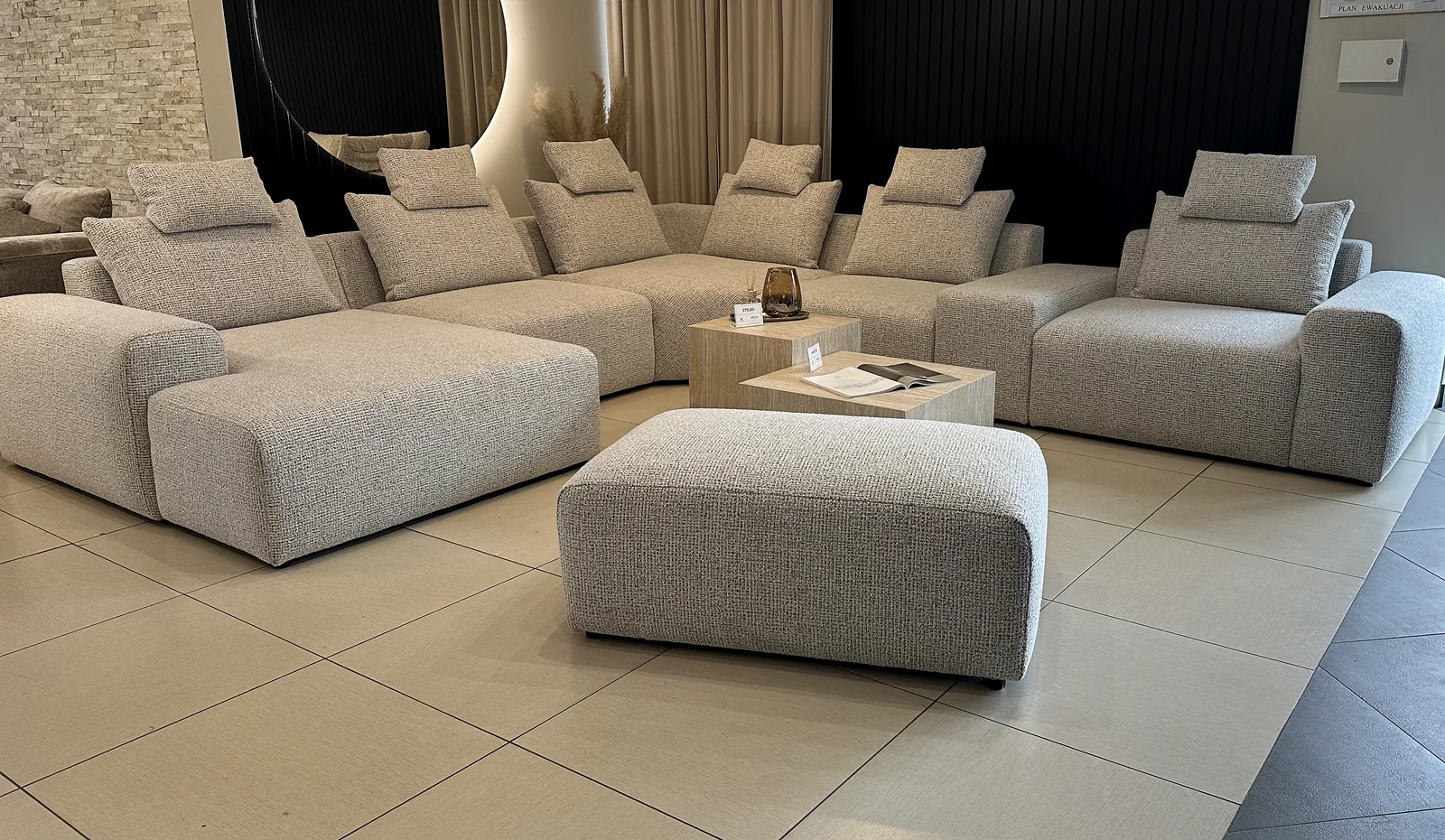 Showroom MEBLOVO w Opolu Jasna kolekcja modułowa w showroomie