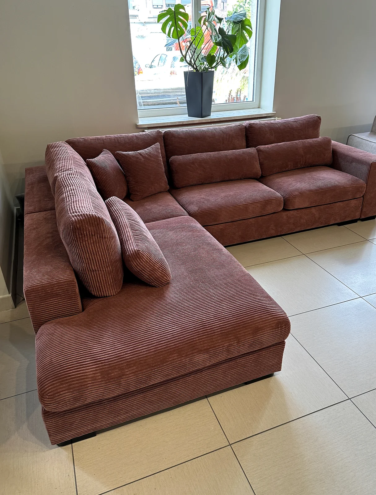 Showroom MEBLOVO w Opolu Bordowy narożnik na realnej ekspozycji