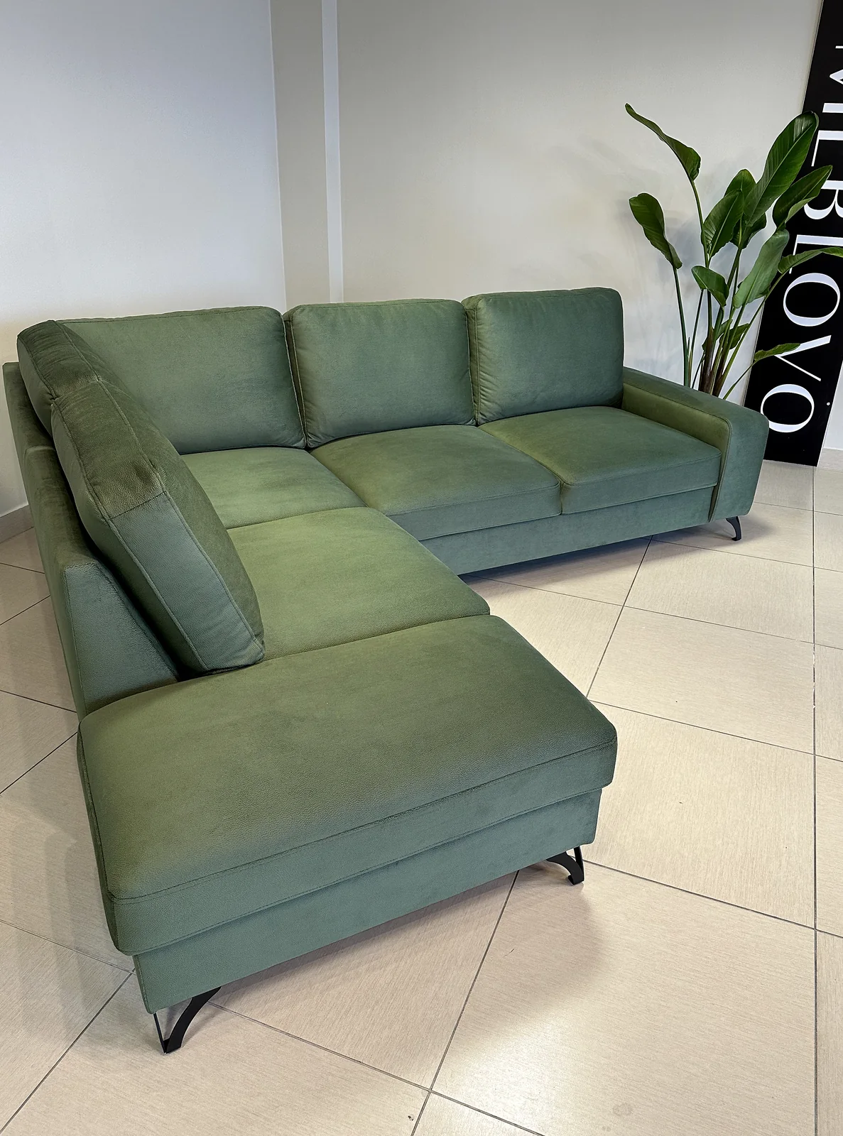 Showroom MEBLOVO w Opolu Zielony narożnik na ekspozycji w Opolu