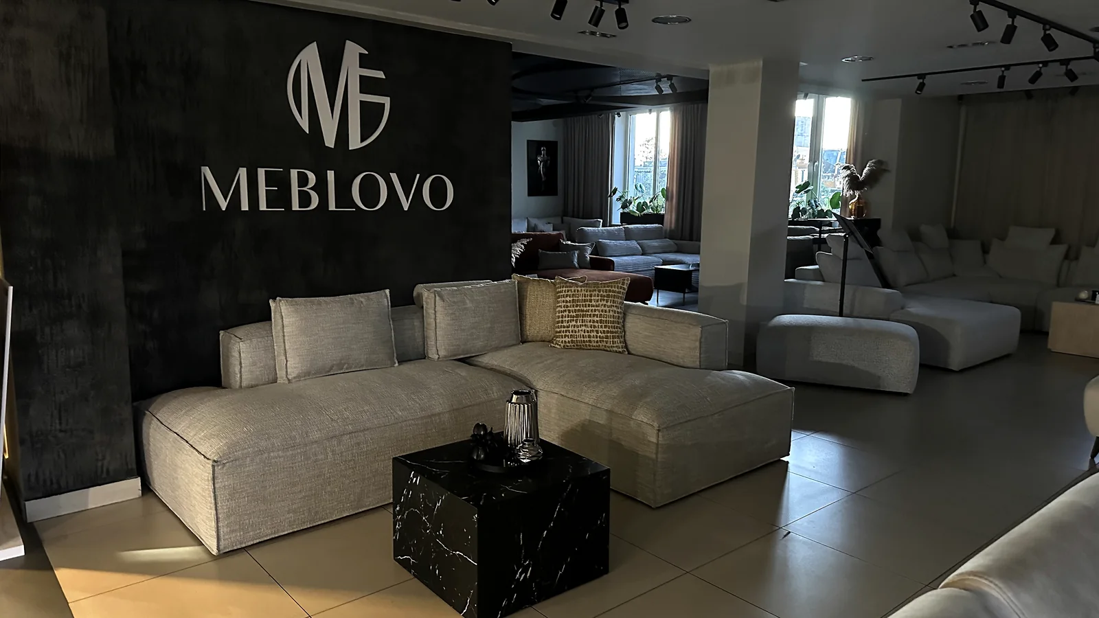Ekspozycja showroomu MEBLOVO z kilkoma kolekcjami widocznymi w głębi