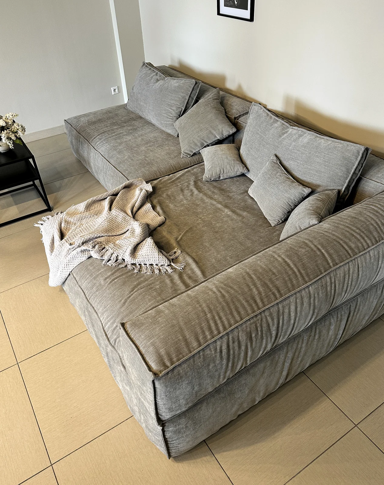 Showroom MEBLOVO w Opolu Sofa z pledem w aranżacji showroomu